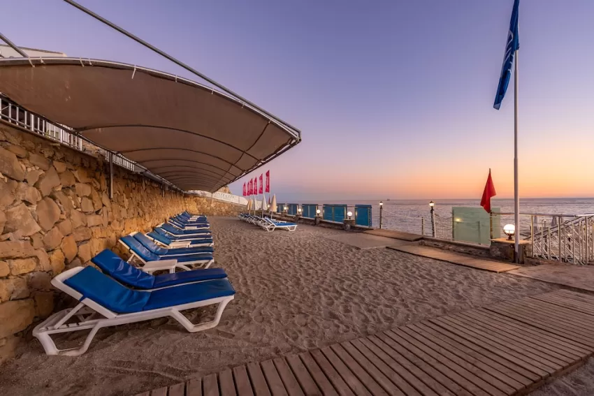 White City Beach +16 Adults Only  4*-67