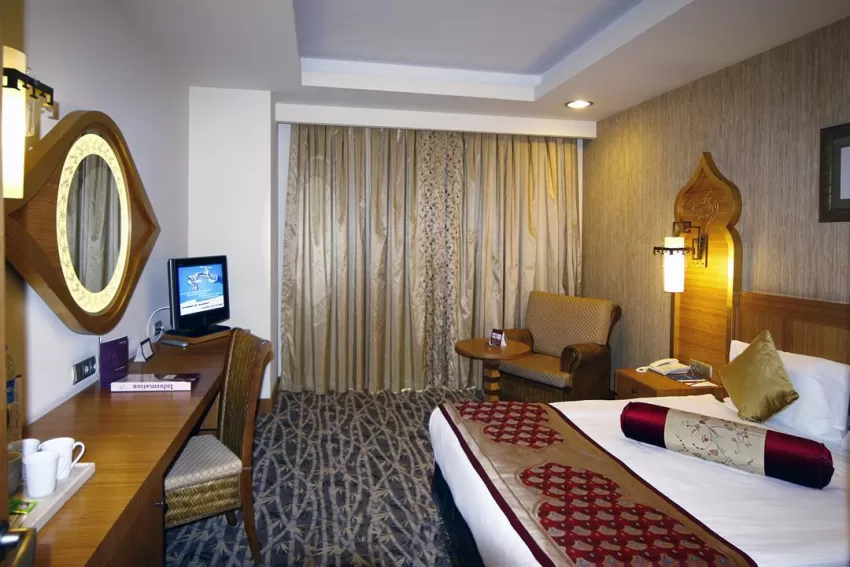 Royal Dragon Hotel  5*-6